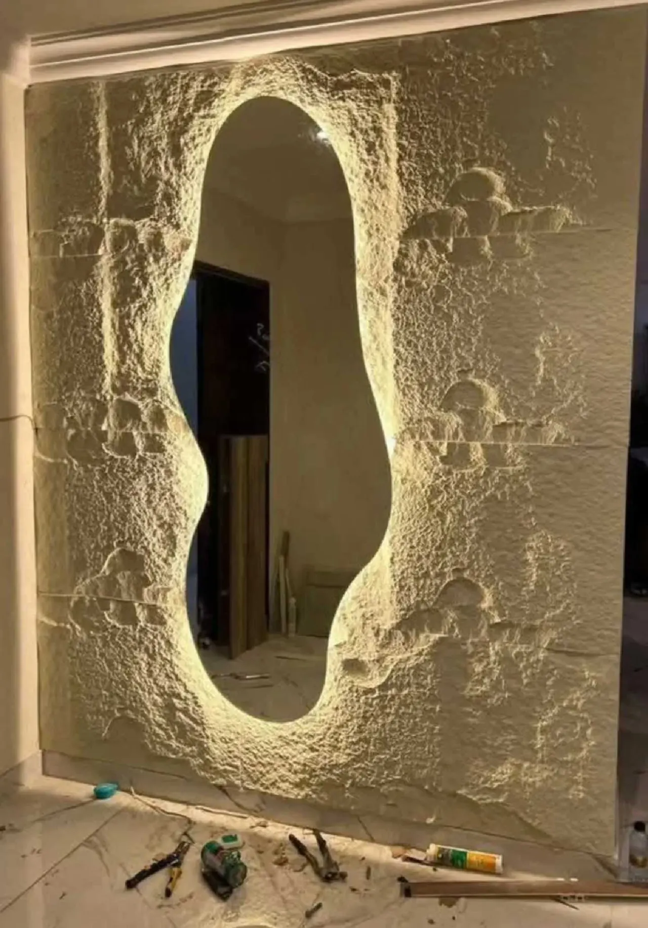 مرآة بإطار حجري مضيء