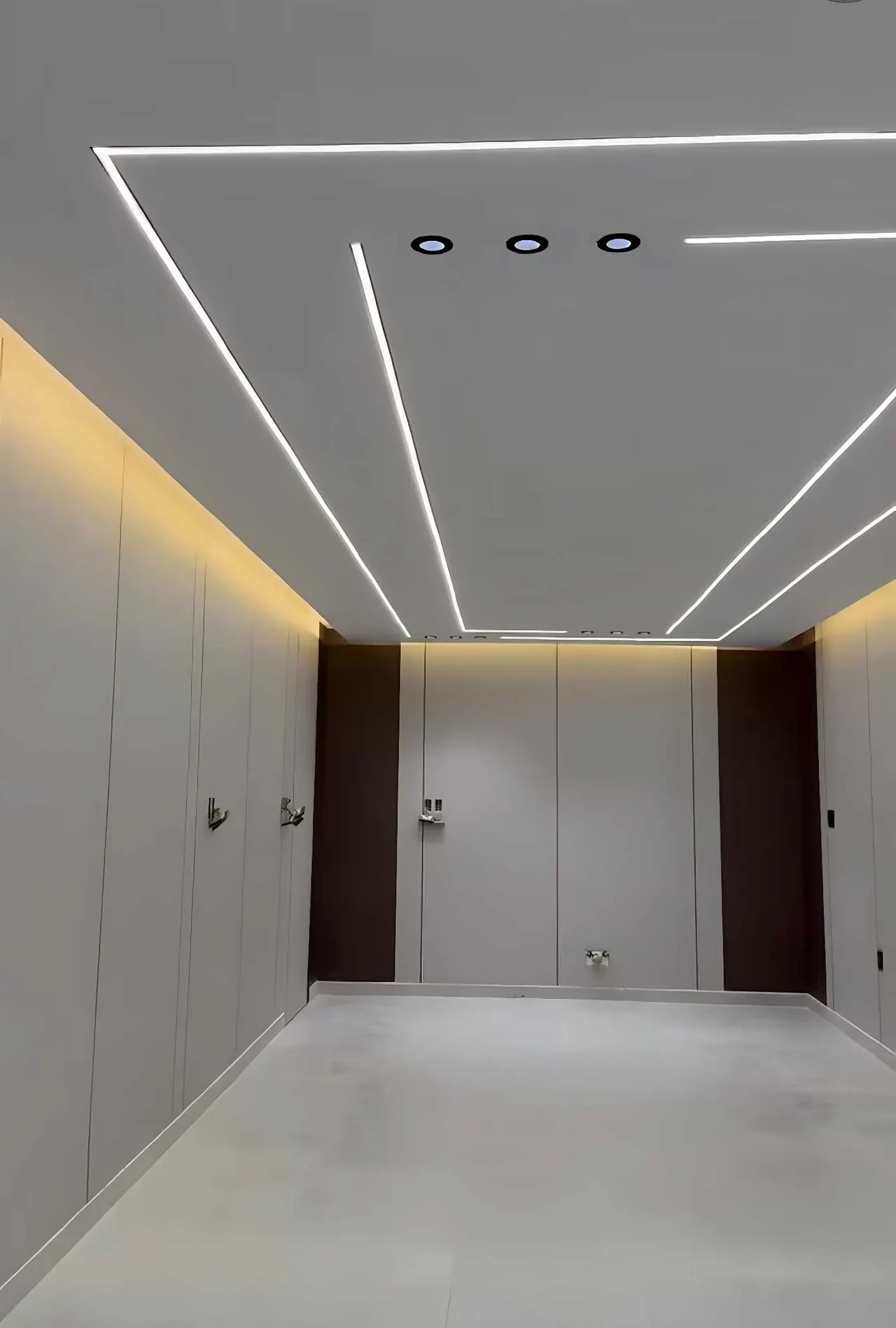 سقف جبس بخطوط LED في ممر