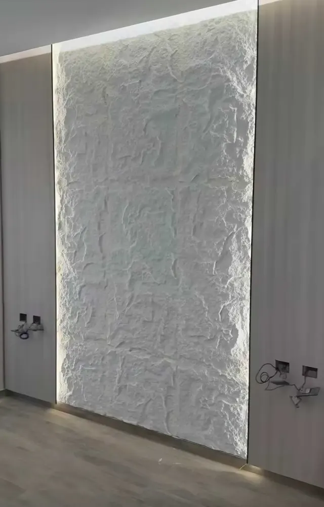 جدار بديل حجر أبيض مضيء مع أرفف خشبية